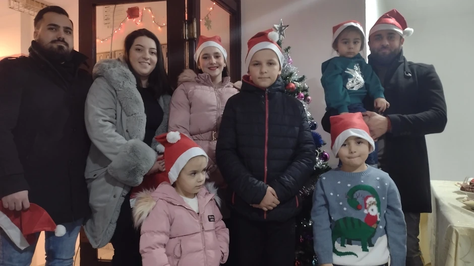 Deca iz grdae prvo dobila paketiće a sada i novogodišnje kape 