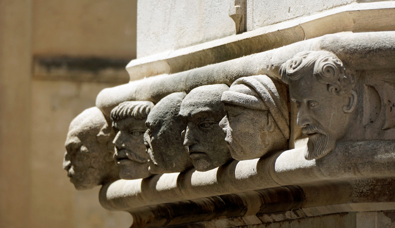 Rzeźby u fasady katedry św. Jakuba w Szybeniku