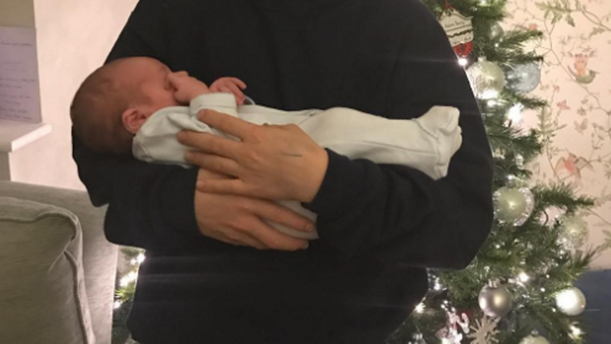 David Beckham i Victoria Beckham mają powody do szczęścia. W rodzinie przystojnego piłkarza pojawiło się nowe dziecko. O radosnej nowinie poinformował syn gwiazdora Cruz. Zobaczcie urocze zdjęcie bobasa.