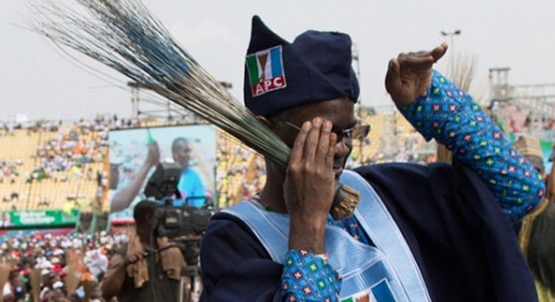 Fashola does the shoki dance during the 2015 election campaign