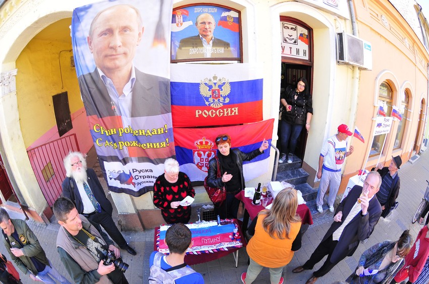 Rođendan i dobrodošlica ruskom predsedniku: Ispred kafane "Putin"