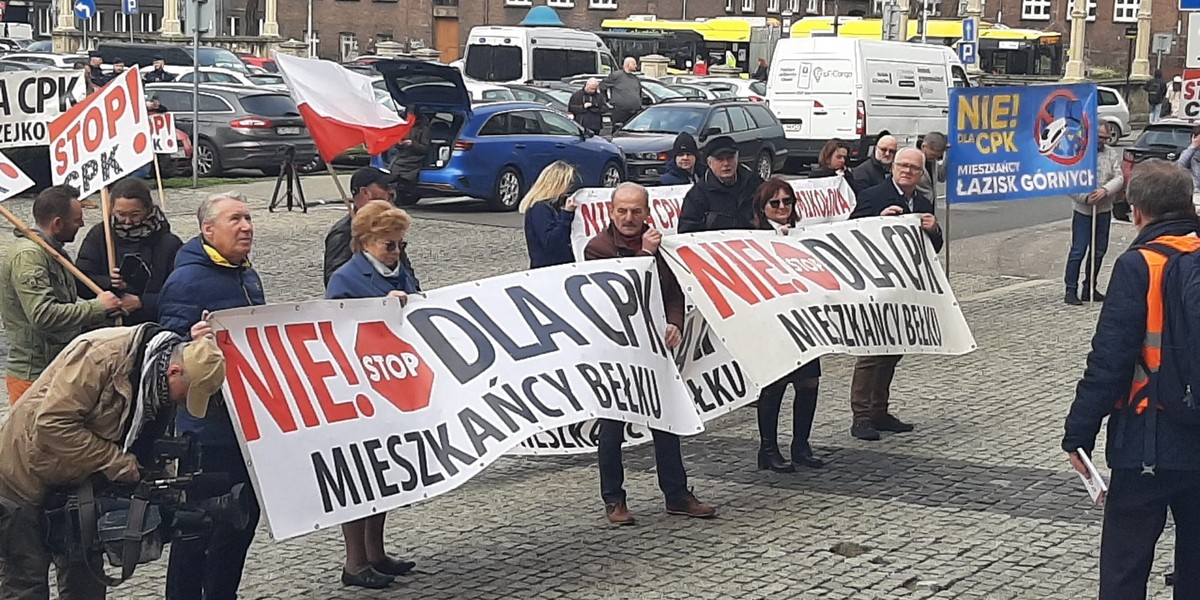 Mieszkańcy Łazisk Górnych  protestują przed Śląskim Urzędem Wojewódzkim w Katowicach. 