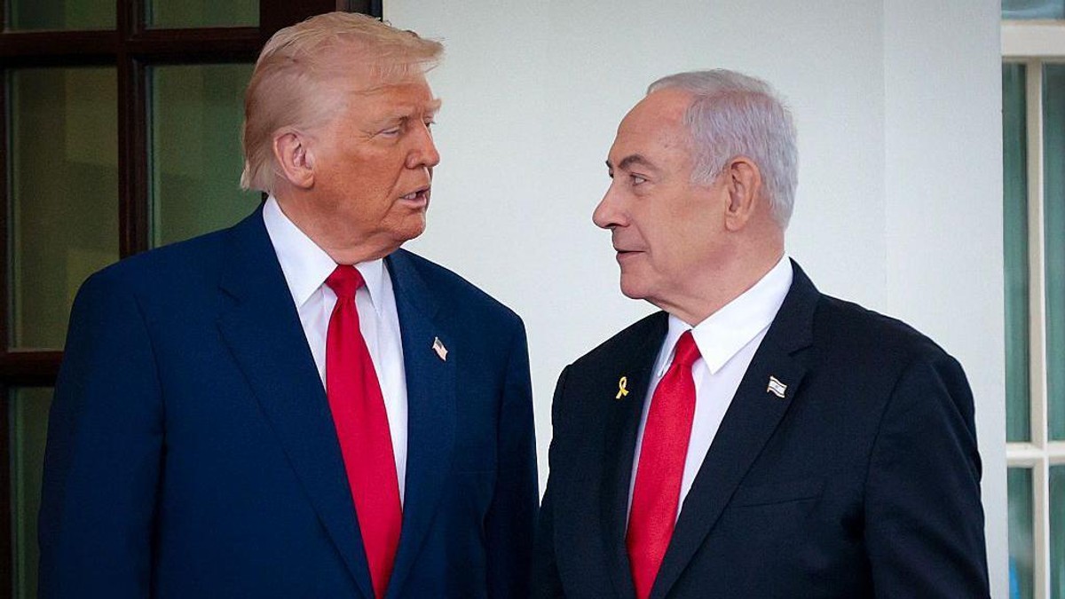 Donald Tramp pozdravlja izraelskog premijera Benjamina Netanjahua po dolasku u Belu kuću | Foto: Getty Images