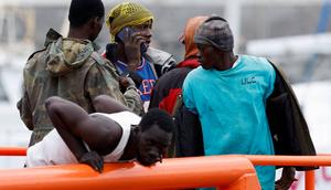 Des migrants sur un bateau des gardes cotes espagnols dans le port d'Arguineguin, sur l'archipel des Canaries, le 6 juin 2024. (Borja SuarezReuters)