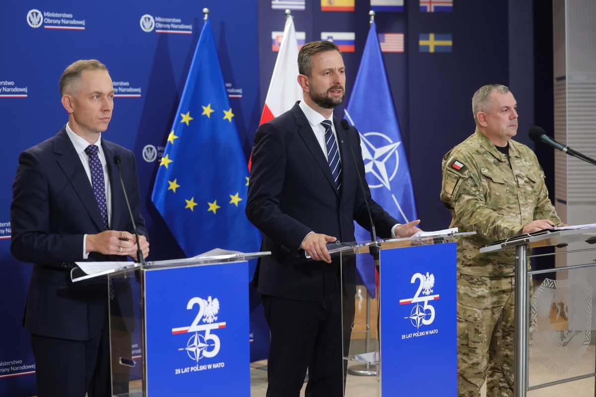 Warszawa, 11.06.2024. Wicepremier, minister obrony narodowej Władysław Kosiniak-Kamysz (C), wiceminister obrony narodowej Cezary Tomczyk (L) oraz szef Sztabu Generalnego gen. Wiesław Kukuła (P) podczas konferencji prasowej w siedzibie MON w Warszawie, 11 bm. (jm) PAP/Rafał Guz