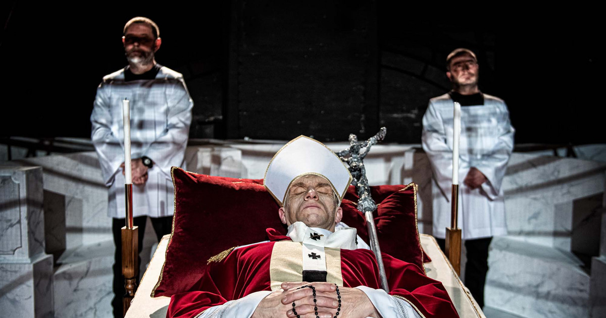 "Śmierć Jana Pawła II". Radny PiS żąda usunięcia spektaklu. Jest oświadczenie Teatru Horzycy