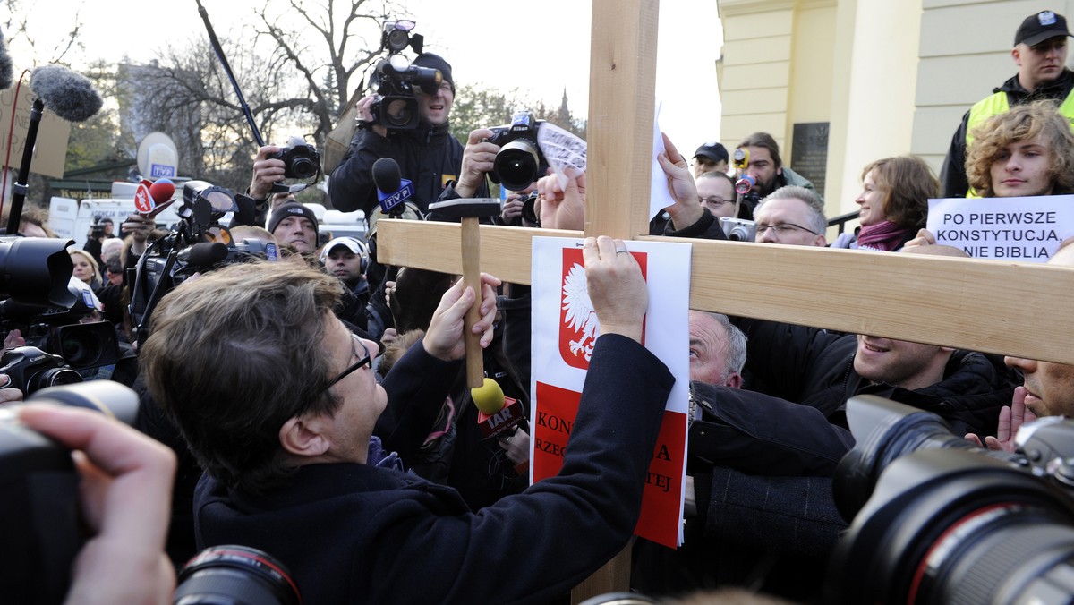 - Niech żyje polska konstytucja, niech żyje wolna Polska, wolna od Kaczyńskiego, niech żyją wolne prawa - skandował przed siedzibą biskupa warszawsko-praskiego Henryka Hosera poseł Janusz Palikot, który przybił na krzyżu polską konstytucję.