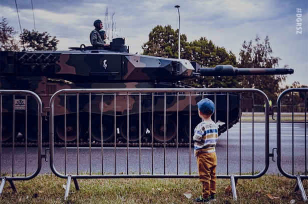 Czołg Leopard 2PL w trakcie próby przed defiladą. Wydarzenia takie jak defilada mają na celu zachęcenie młodych do wojska.