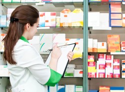 Fragmenty szkła w fiolce. Popularny antybiotyk znika z aptek