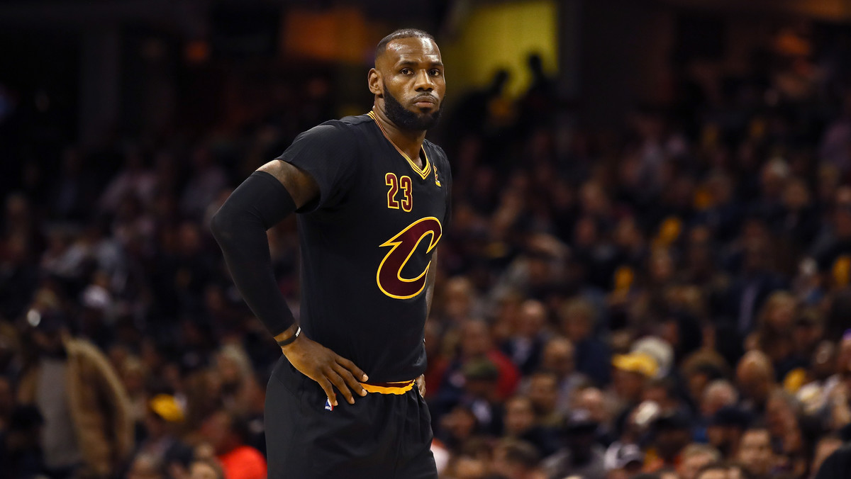 Cleveland Cavaliers wygrali minimalnie 102:101 nad Philadelphia 76ers, a lider drużyny LeBron James mógł świętować kolejny wielki krok w kierunku największych legend NBA. "Król" wyprzedził Hakeema Olajuwona i zajmuje już 10. miejsce w klasyfikacji najlepszych strzelców wszech czasów.