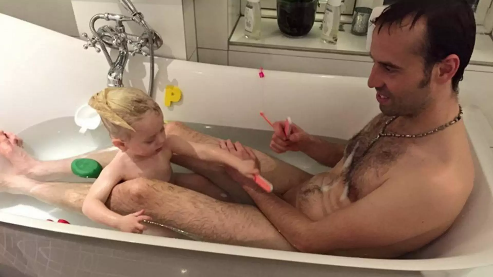 Ojciec z córką nago w wannie. To zdjęcie wywołało burzę w sieci