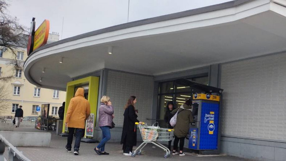 Kolejka do bankomatu przed sklepem Biedronka w Warszawie