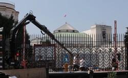 "Płot hańby Kuchcińskiego i Witek". Trzymetrowa brama stanęła przed Sejmem