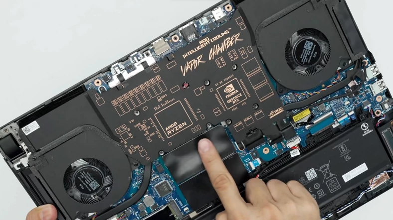 Asus ROG Strix SCAR 17 X3D – komora parowa