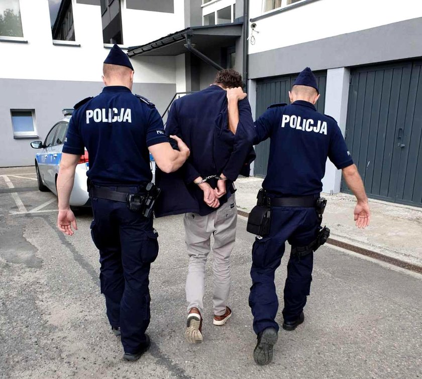 Chciał wciągnąć 13-latkę do auta. Sam się zgłosił na policję!