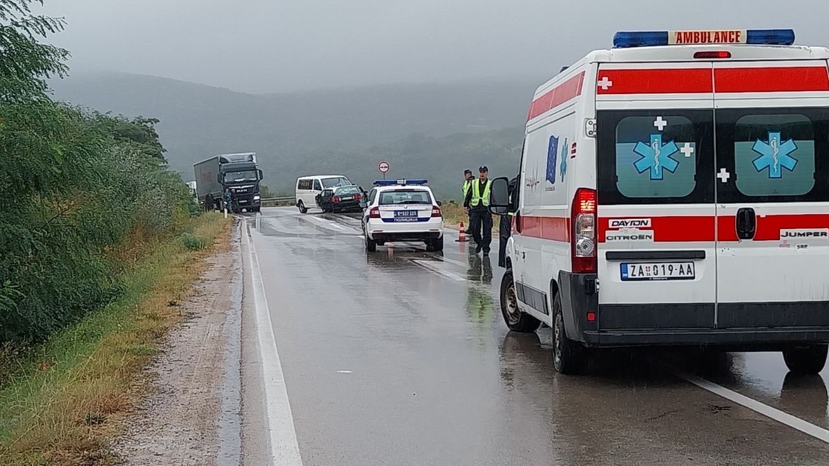 TEŽAK SUDAR U ČAČKU! Povređeno troje tinejdžera, delovi vozila razbacani svuda po putu