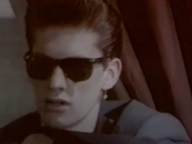 Kako Era iz grupe "Vampiri" izgleda kada skine naočare, sa ovim detaljem nastupio i na PZE