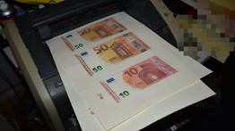 Az otthonukban nyomtatták az eurót: pénzhamisító bandára csapott le a rendőrség – fotók
