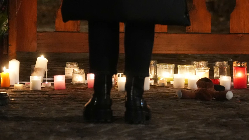 Ljudi odaju požtu žrtvama požara u Krans-Montani