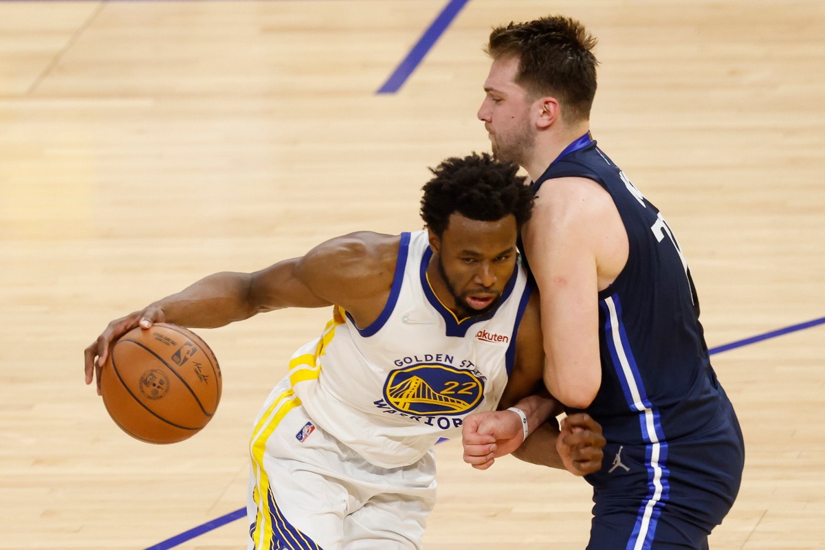 Koszykarz Golden State Warriors Andrew Wiggins (L) i zawodnik Dallas Mavericks Luka Doncic (P)