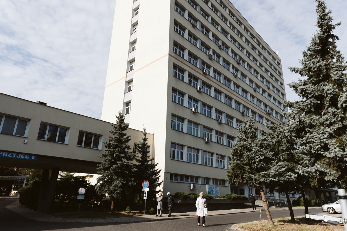 Permanentnie zła sytuacja finansowa przekłada się na komfort pacjentów: nadal wiele sal jest w fatalnym stanie, dopiero w zeszłym roku udało się wymienić bardzo stary aparat RTG, przy remontach ograniczana jest dostępność przyjęć, bo nie ma tymczasowych sal na zastępstwo, nie mówiąc o jakości wyżywienia.