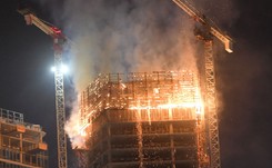 Pożar wieżowca Warsaw Hub. Akcja gaśnicza 'praktycznie zakończona'  [WIDEO]