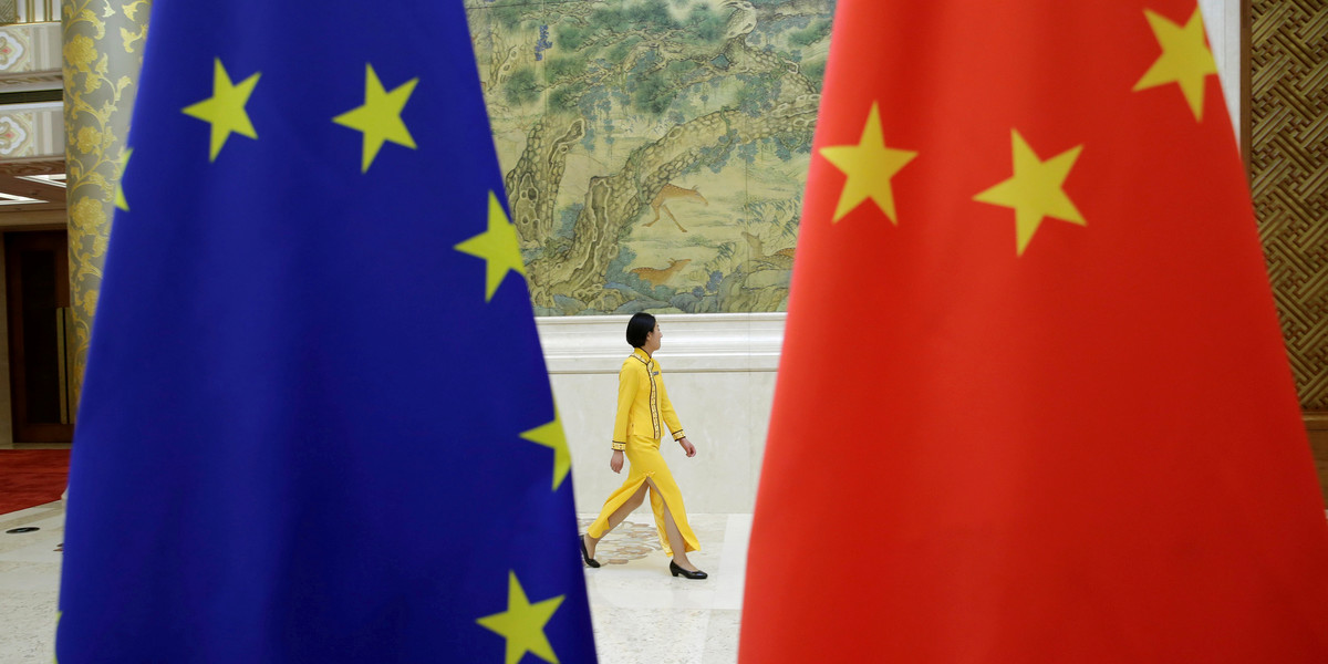 Wysłannik prezydenta Donalda Trumpa daje do zrozumienia Unii Europejskiej, że powinna zewrzeć szyki przed Chinami ze względu na nadmierne ingerowanie Pekinu w działanie tamtejszych przedsiębiorstw.