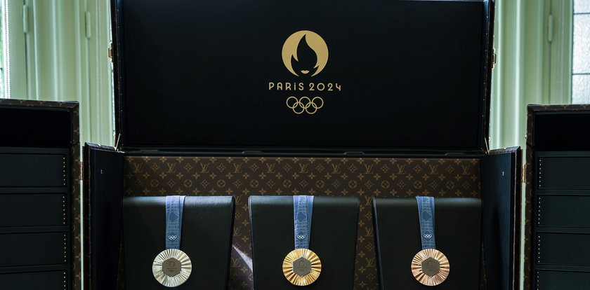 Klasa, szyk i prestiż. Skrzynie na olimpijskie pochodnie i medale ze słynnym logo aż ociekają luksusem