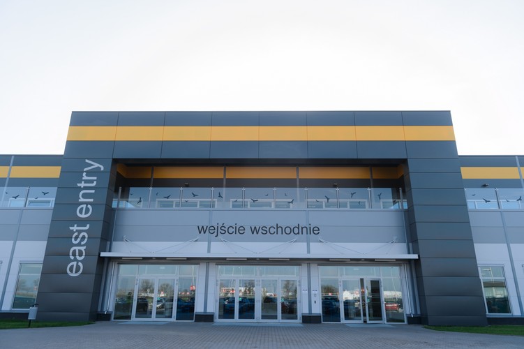 28 października nastąpiło uroczyste otwarcie dwóch nowych centrów logistycznych Amazona pod Wrocławiem, 29 zaś działalność zainaugurował trzeci magazyn - w podpoznańskich Sadach (na zdjęciu). PAP/Jakub Kaczmarczyk.