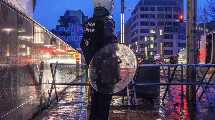 Négy belga városban, Brüsszelben, Charleroi-ban, Ninove-ban és Liége-ben biztonsági intézkedésekkel megerősített házkutatásokat tartottak a hatóságok (illusztráció) / Fotó: MTI/EPA/OLIVIER MATTHYS