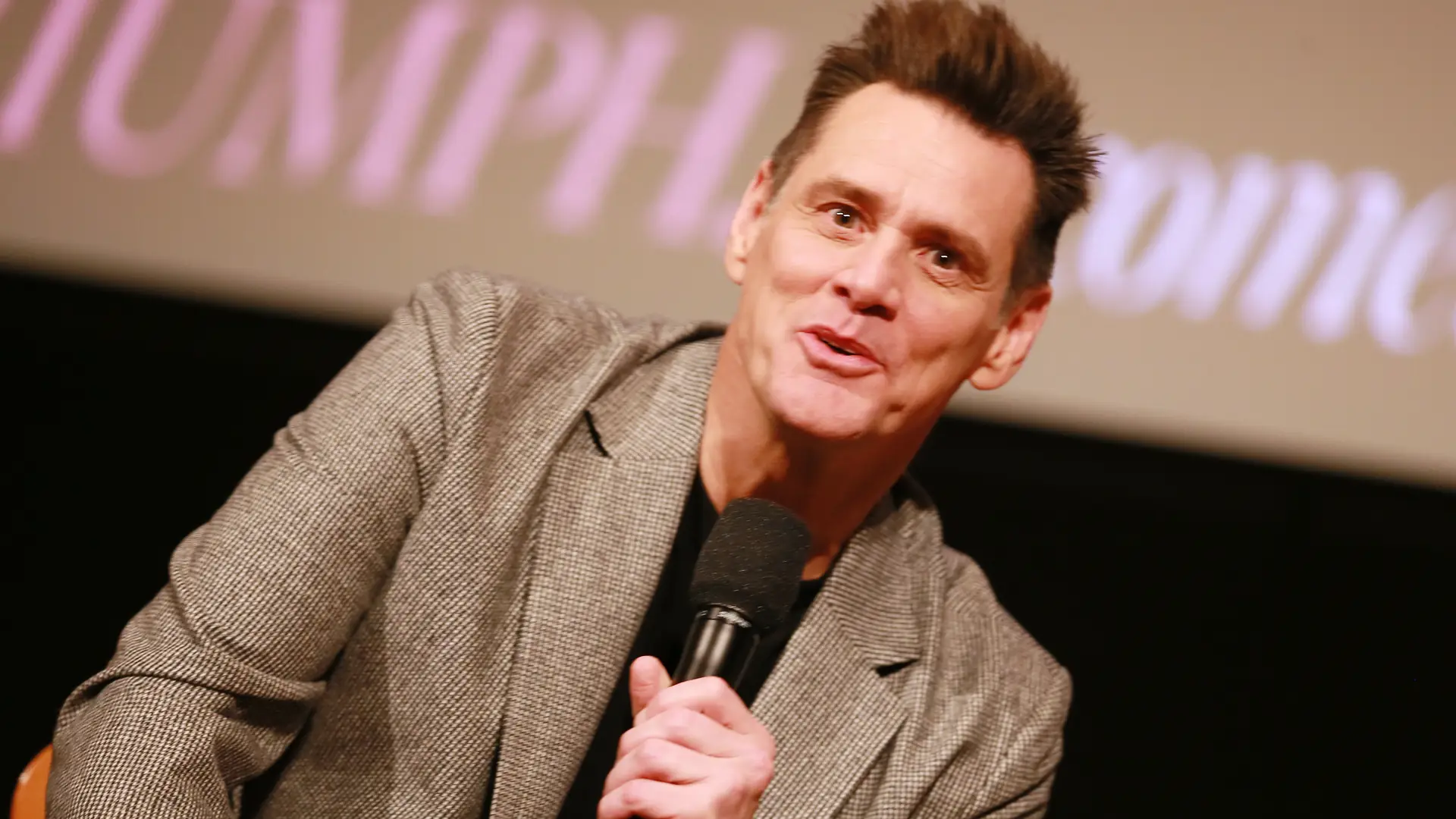 Po mniej niż roku wielkiej miłości, Jim Carrey znowu jest singlem