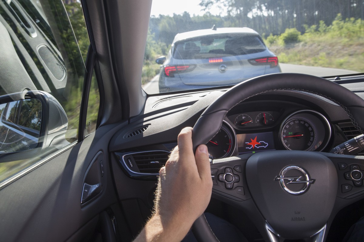 Nowy opel astra z Polski pomoże kierowcy 40 metrów wcześniej