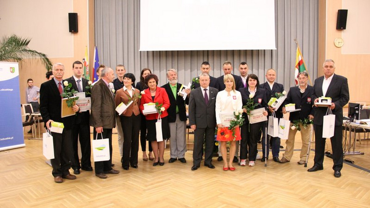 Lubuskie.pl: - To dla nas olbrzymi zaszczyt, bo dzięki Wam Lubuskie było widoczne na olimpiadzie w Londynie. Dzięki za te niezwykłe, niezapomniane emocje sportowe. Gratuluję wspaniałych zwycięstw - powiedziała marszałek Elżbieta Polak. 22.10.2012 r. podczas sesji sejmiku marszałek Elżbieta Polak oraz przewodniczący sejmiku Tomasz Możejko wręczyli nagrody medalistom olimpijskim i paraolimpijskim tegorocznych igrzysk w Londynie. 20 tys. zł za złoty medal, 14 tys. zł za srebro i 10 tys. zł za brąz - nagrody w takiej wysokości - decyzją sejmiku - dostali medaliści.