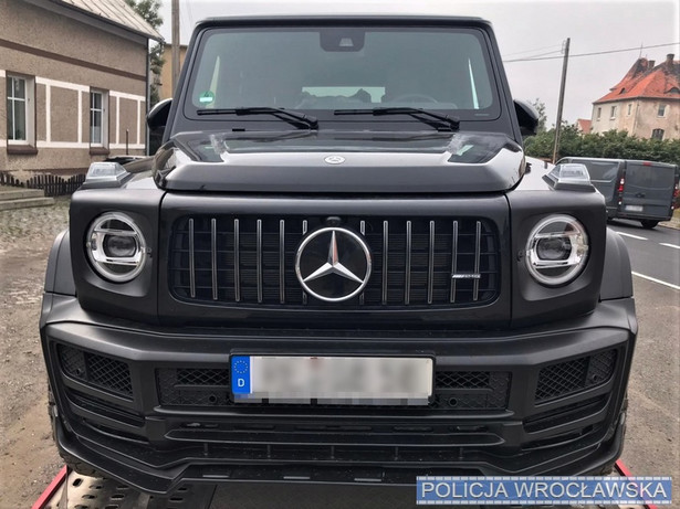 Mercedes klasy G na lawecie, którą holował złodziej (zdjęcie ilustracyjne)