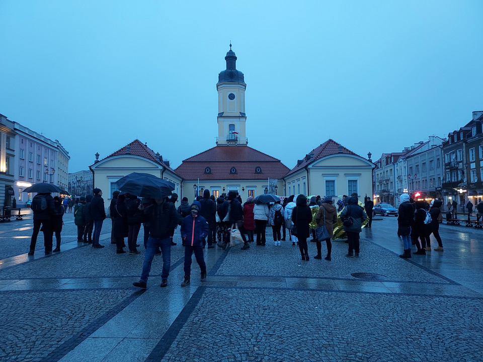 Na Rynku Kościuszki w Białymstoku na protest przyszło kilkadziesiąt osób