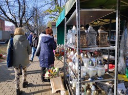 Ile kosztują znicze przed Wszystkimi Świętymi? Ile trzeba wydać? Czy jest drożej niż rok temu? Oto ceny zniczy w 2025 roku