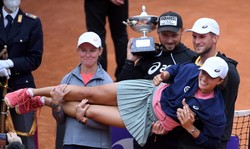 Niesamowita Iga Świątek! Polka zmiotła Pliskovą z kortu i wygrała turniej WTA w Rzymie!