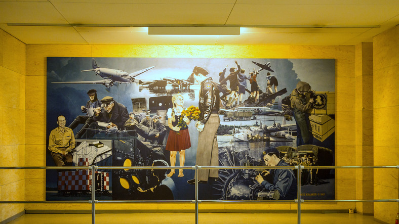 Mural na nieczynnym lotnisku Tempelhof w Berlinie