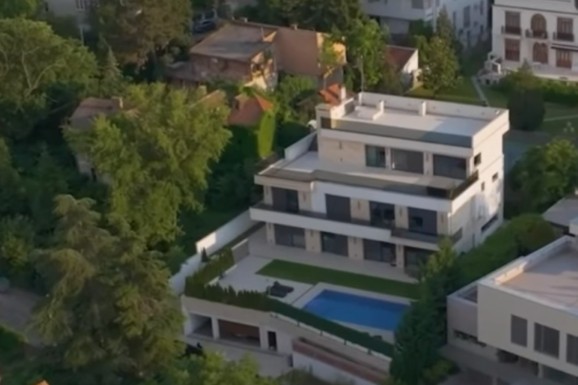 (FOTO) ZAVIRITE U VILU OD 2 MILIONA EVRA Haris Džinović konačno otvorio vrata kuće na Senjaku: Brendirani tanjiri, svuda mermer i ogroman bazen
