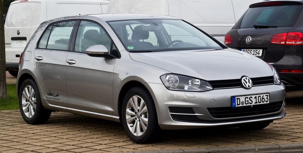 Golf VII 1.6 TDI Blue Motion autor. M 93  Golf VII (od 2012): Masa siódmego Golfa obniżyła się nawet o 100 kg, czyli została przerwana spirala masy. W zależności od silnika, zużycie paliwa w porównaniu z poprzednikiem zmniejszyło się o ponad 23 procent. Na czele w tej konkurencji stoi, wyprodukowany teraz jako 30-milionowy egzemplarz, Golf TDI BlueMotion ze średnim spalaniem 3,2 l/100 km. Z pewnością Golf VII wejdzie do historii jako model kompaktowego samochodu, w którym zadebiutował cały szereg nowych rozwiązań wspomagających kierowcę. Są to takie systemy, jak proaktywna ochrona pasażerów oraz hamulec multikolizyjny – technologie, które dotychczas można było spotkać tylko w klasie wyższej, niż klasa kompaktowa