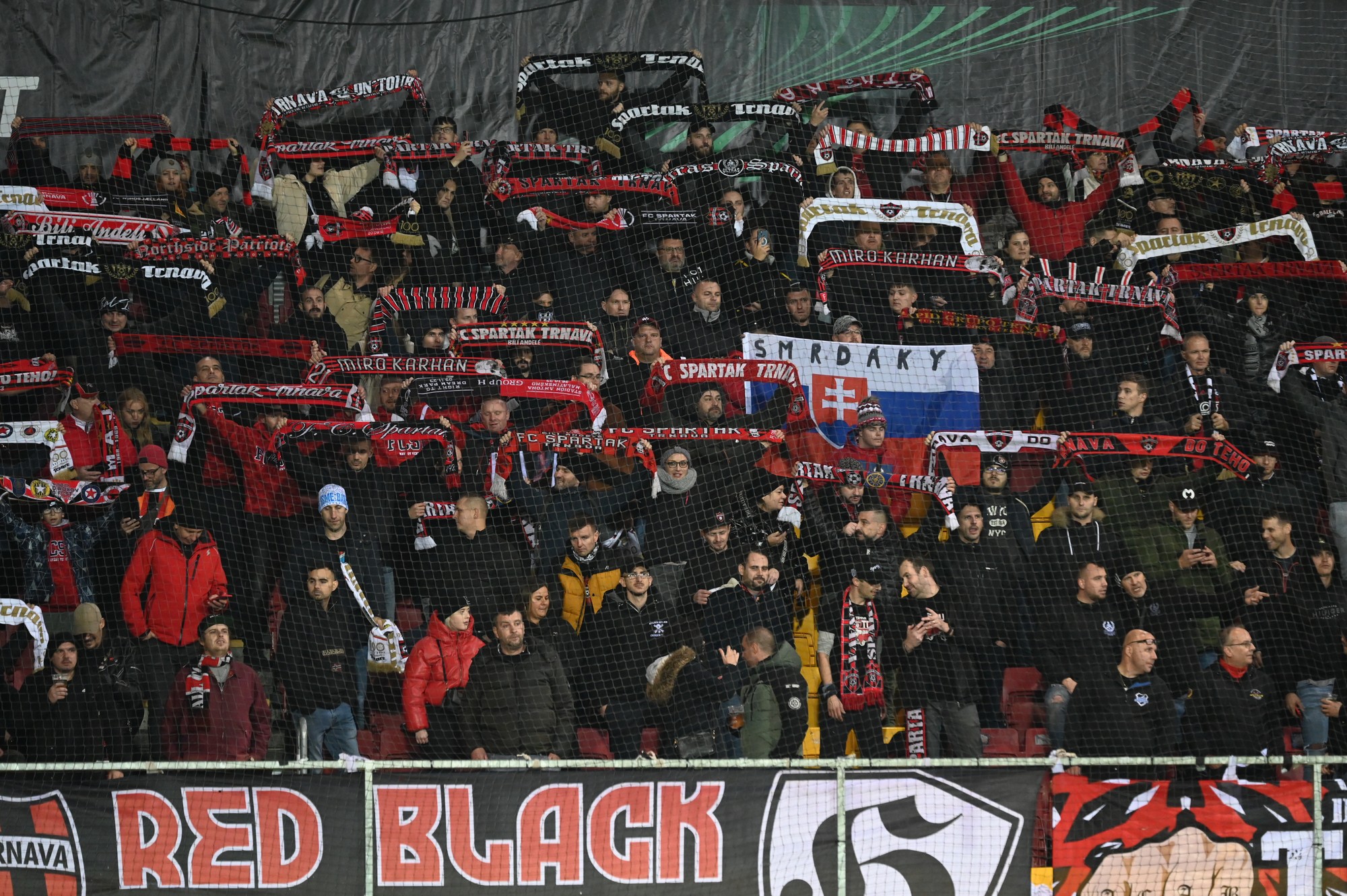 Fanúšikovia Spartaka povzbudzujú.