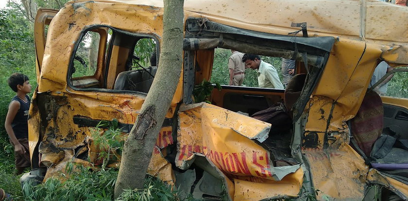 Bus wiozący dzieci do szkoły wjechał pod pociąg. 13 osób zginęło