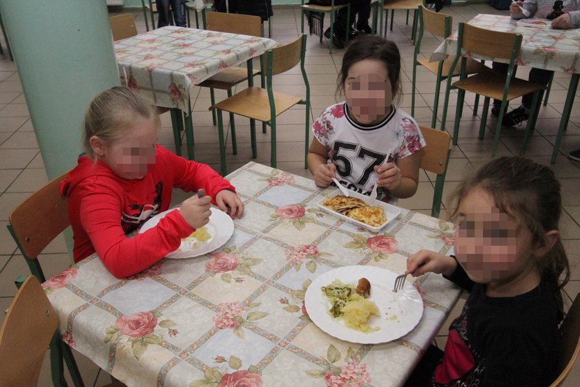 W szkole podstawowej w Gryficach biedniejsze dzieci jędzą z plastikowej zastawy. Na talerzu też mają co innego