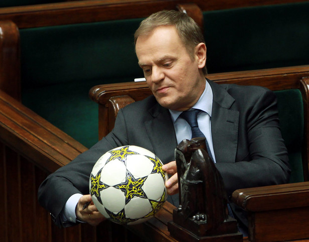 Donald Tusk z piłką w Sejmie, rok 2013