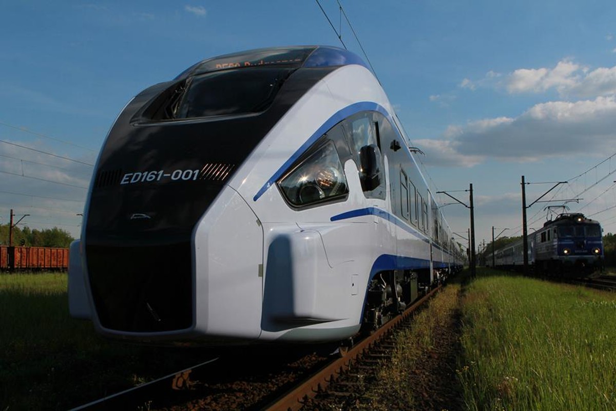 PKP Intercity na trasę Łódź - Warszawa wysłała darta. Konkurencja pomiędzy przewoźnikami trwa