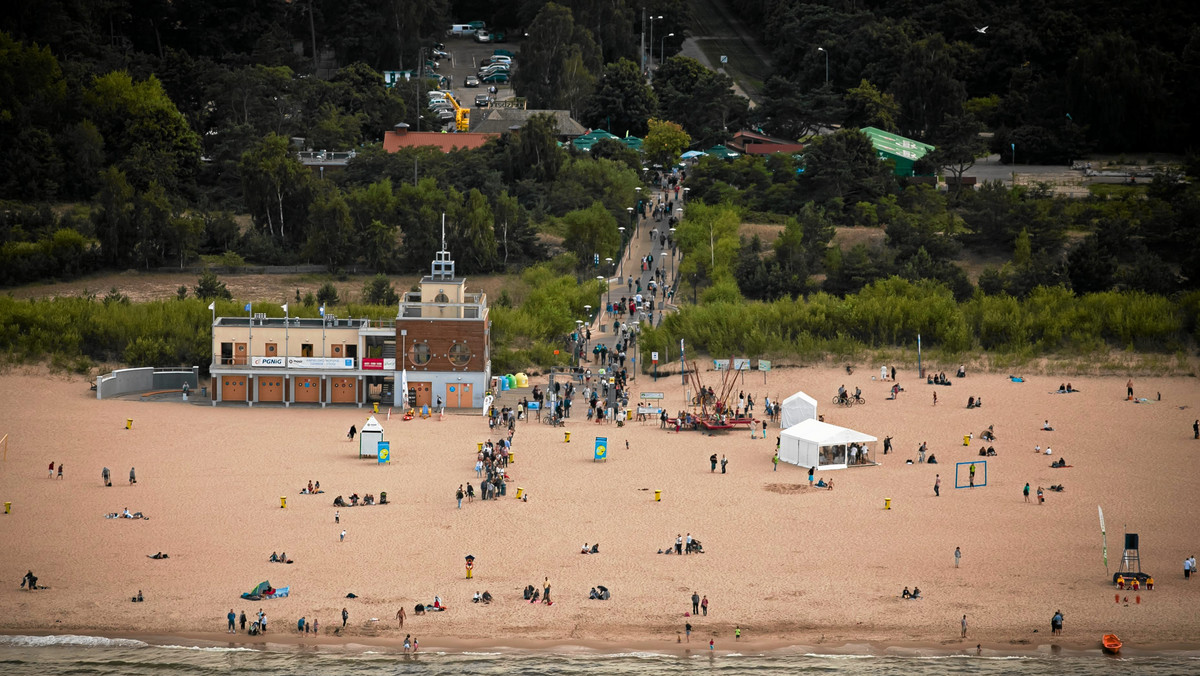 "Bulwersuje mnie zakaz spożywania piwa na trójmiejskich plażach, który nie obowiązuje w tzw. ogródkach (…). Czymże różni się plażowicz, który - za przeproszeniem - nawali się w gastronomicznym ogródku od tego leżącego na piasku?" pisze jeden z czytelników Onetu. Co na to straż miejska i policja?