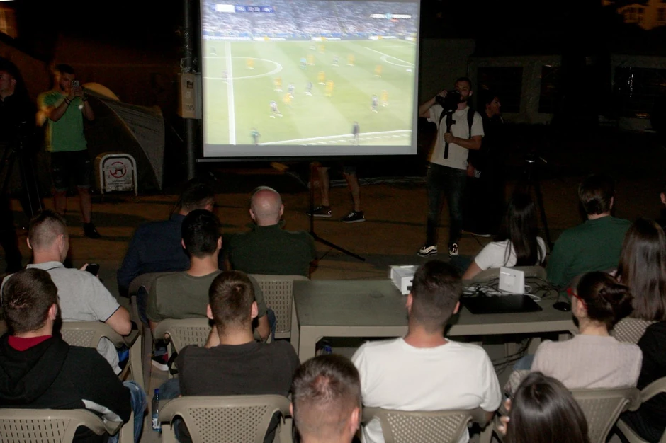 Miloš Vučević sa studentima u Pionirskom parku