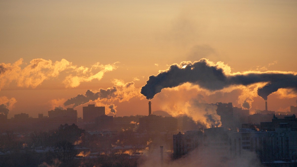 Deszcz tylko nieco poprawił sytuację w woj.śląskim. Smog i duże stężenie pyłu zawieszonego w powietrzu wciąż dają się we znaki głównie osobom starszym, ale i dzieciom oraz tym, którzy cierpią na choroby serca i układu krążenia. Niestety - jak wynika z prognoz i danych Centrum Zarządzania Kryzysowego w Katowicach, sobota i niedziela 7 i 8 listopada to kolejne dwa zadymione dni. Smog na Śląsku na razie nie popuszcza.