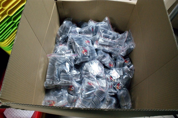 Szkodliwe, syntetyczne środki odurzające nazywane dopalaczami są dostępne w całej Polsce. Wczoraj Funkcjonariusze skontrolowali 75 miejsc, w tym sklepy i prywatne mieszkania. Jedna z zatrzymanych osób otrzymała zarzuty, wobec 28 prowadzone są czynności procesowe.  Do policji docierają kolejne przypadki zatrucia dopalaczami.  Jeżeli podejrzewasz, że twoje dziecko może mieć kontakt z dopalaczami i chcesz dowiedzieć się więcej na ten temat i na temat możliwości leczenia sprawdź podane przez nas numery telefonów.<BR><BR>
Od lipca obowiązuje nowe prawo w sprawie dopalaczy. Zgodnie z nim 114 substancji, traktowanych do tej pory jako toksyczne, teraz uważanych jest za narkotyki. Handel nimi jest przestępstwem zagrożonym karą więzienia.