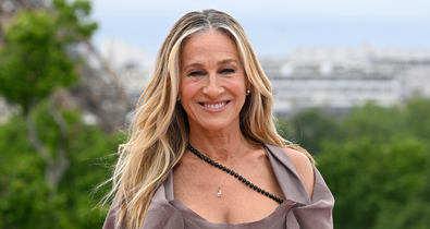 Sarah Jessica Parker a világ legszebb Dior ruhájában érkezett az És egyszer csak... 3. évadának premierjére